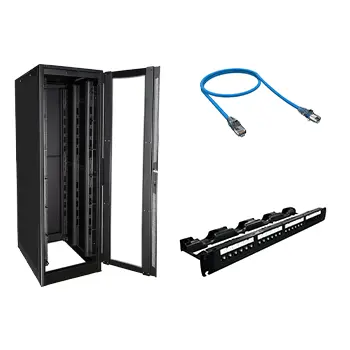 Foto de materiais de rede como rack de servidor, cabo de rede e patch panel